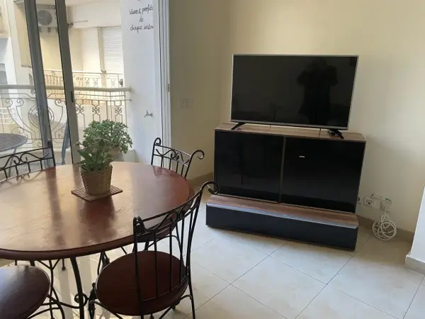 BEAU STUDIO MEUBLE EN LOCATION -GAUTHIER-