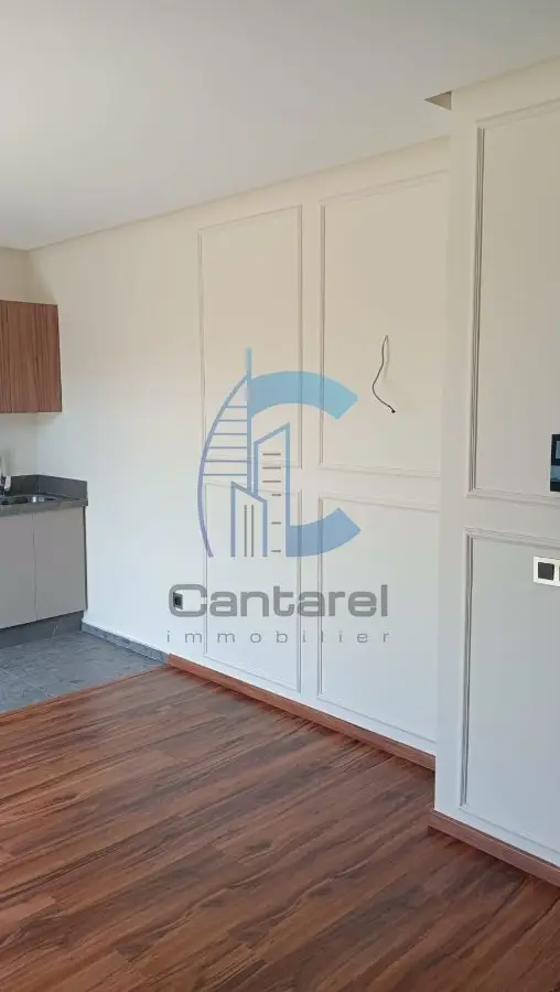 À Vendre – Studio sur Façade avec Grande Terrasse – Quartier Bourgogne