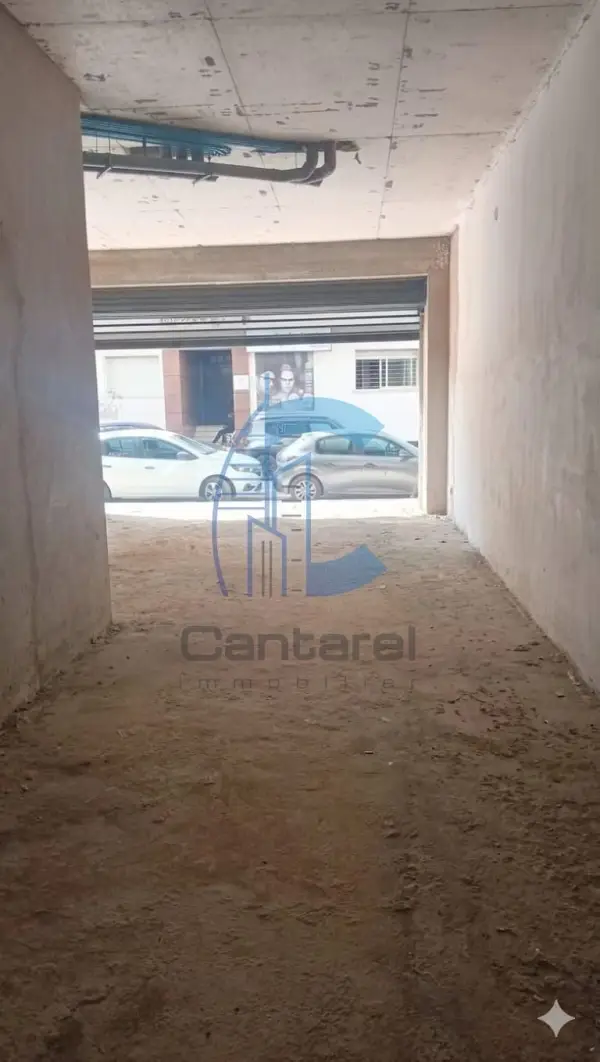 À Vendre – Opportunité Rare – Magasin en Façade près du Boulevard Tan-Tan, Bourgogne