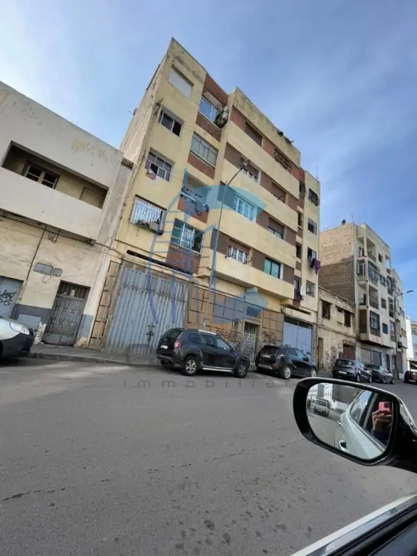 À Vendre – Immeuble avec Local Commercial et 20 Appartements