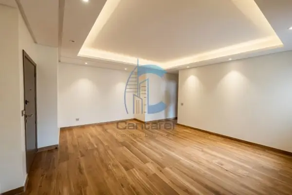 Studio lumineux 50 m² à louer – 3ᵉ étage avec balcon et parking