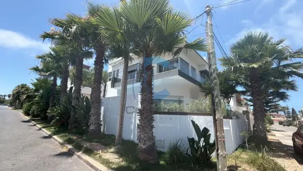 Dar Bouazza – À vendre – Villa d’angle avec vue mer – 6 chambres – 400 m² construits – Secteur Peninsula