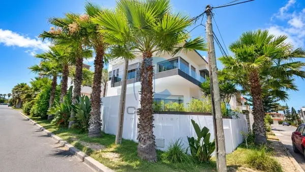 Dar Bouazza – À vendre – Villa d’angle avec vue mer – 6 chambres – 400 m² construits – Secteur Peninsula