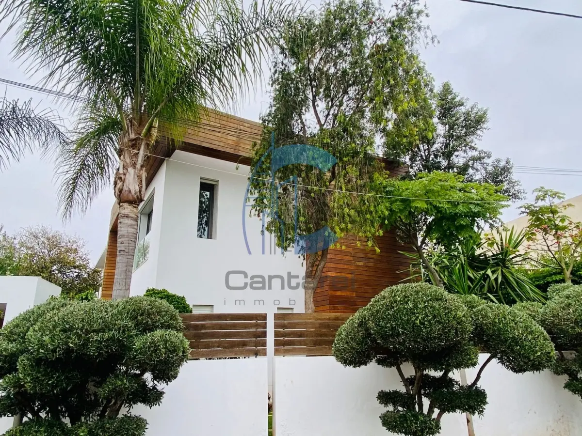 Villa de standing à la vente - Quartier Oasis - 15 000 000 dhs