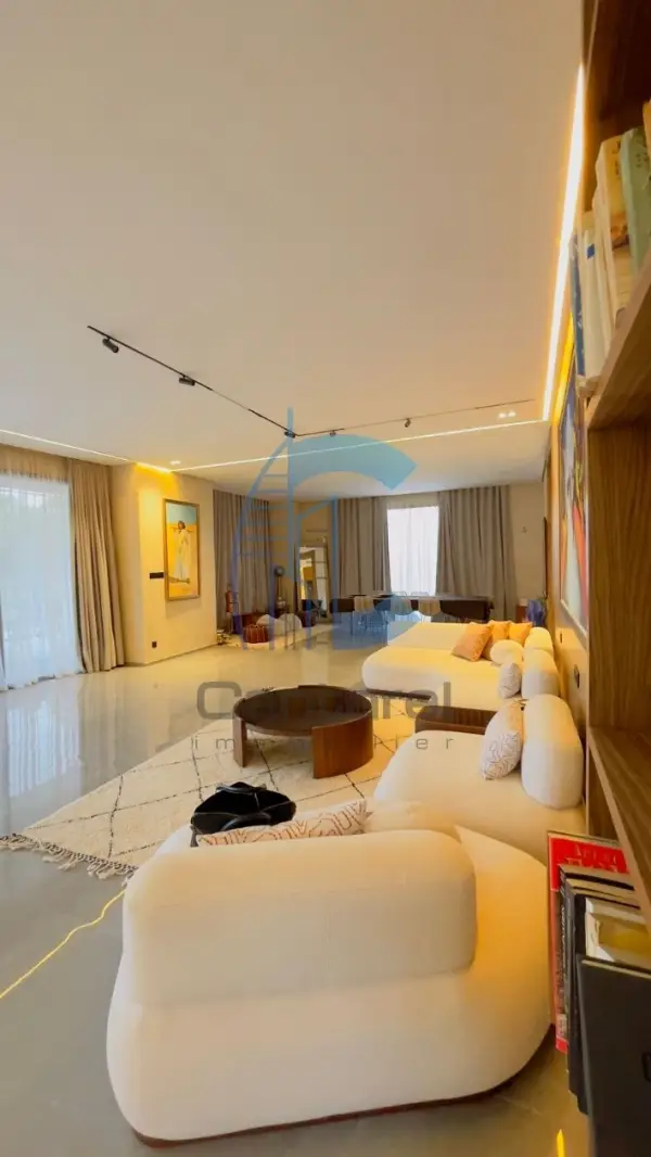 VILLA DE PLAIN-PIED SUR 10 800 M² DE TERRAIN - ROUTE D'OUARZAZATE